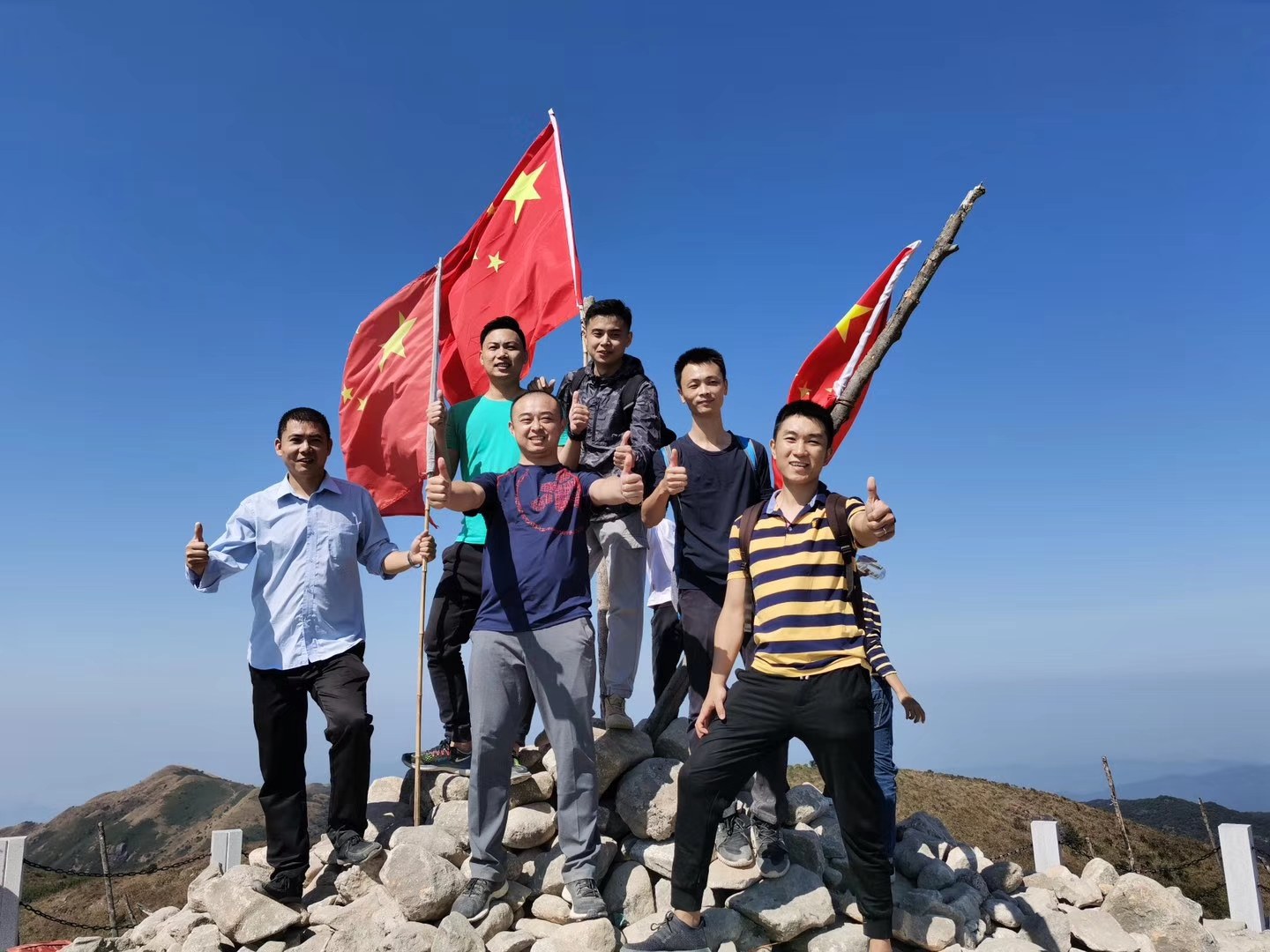 集体攀登罗浮山